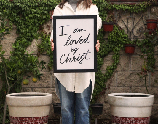 Cuadro handlettering. I am loved by Christ.